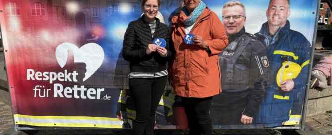 Petra Kirner, Ostholsteiner Kreispräsidentin und Wiebke Watzlawek von den Stiftungen der Sparkasse Holstein bei einer "Respekt für Retter"-Veranstaltung in Bad Schwartau